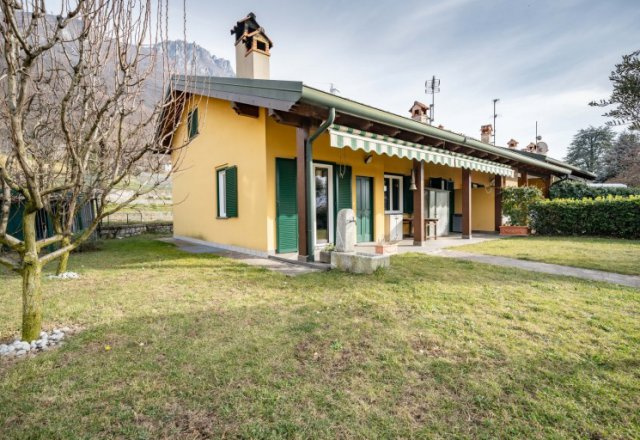 Villa a Mandello: Risparmio Energetico e Comfort Familiare