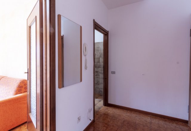 Rent Central Three-Room Apartment in Mandello: Near Schools