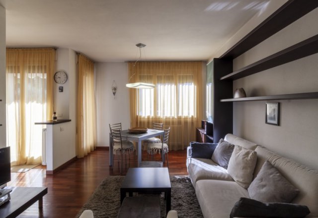 Appartamento con terrazzo e box in affitto a Mandello