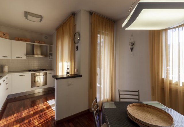 Appartamento con terrazzo e box in affitto a Mandello