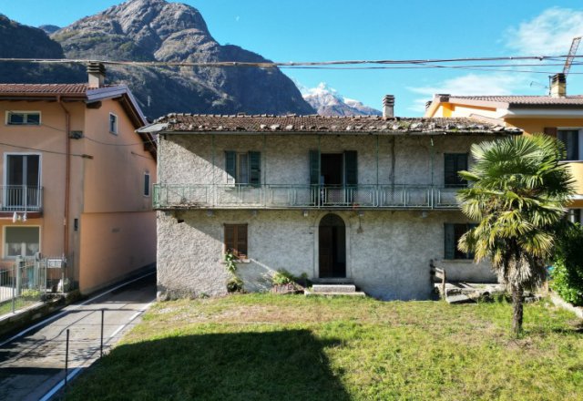 Giumello di Samolaco: Historic House to Renovate