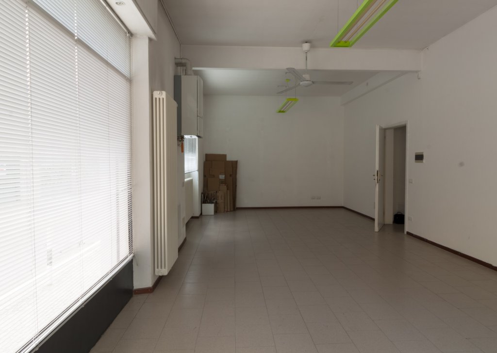Rent Office Mandello - Commercial space for rent in the Lake Mandello area Locality 