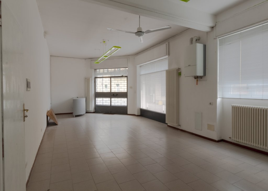 Rent Office Mandello - Commercial space for rent in the Lake Mandello area Locality 