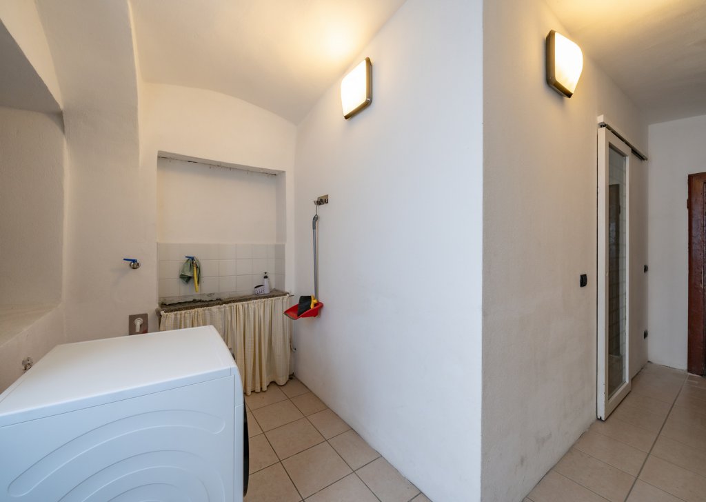 Appartamenti quadrilocale in vendita  via Dante Alighieri 26, Mandello, località Centrale / Lago
