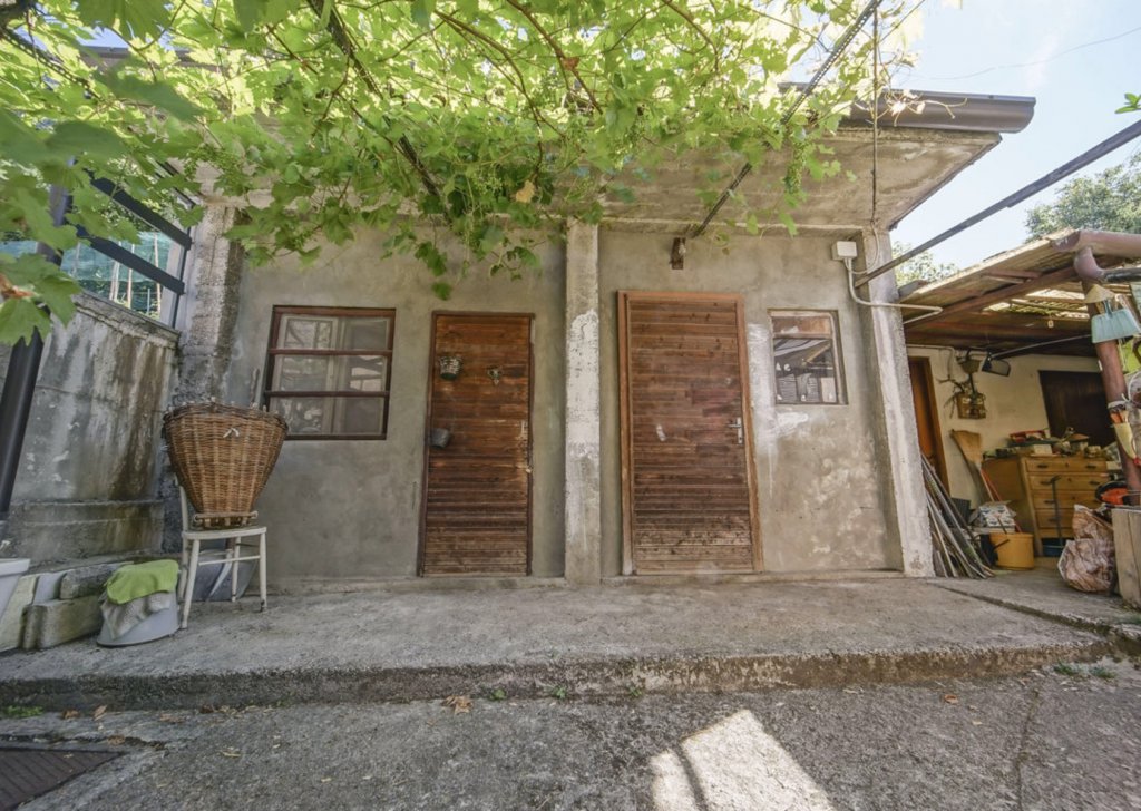 Case in vendita  Contrada di sonvico 13, Mandello, località Collinare