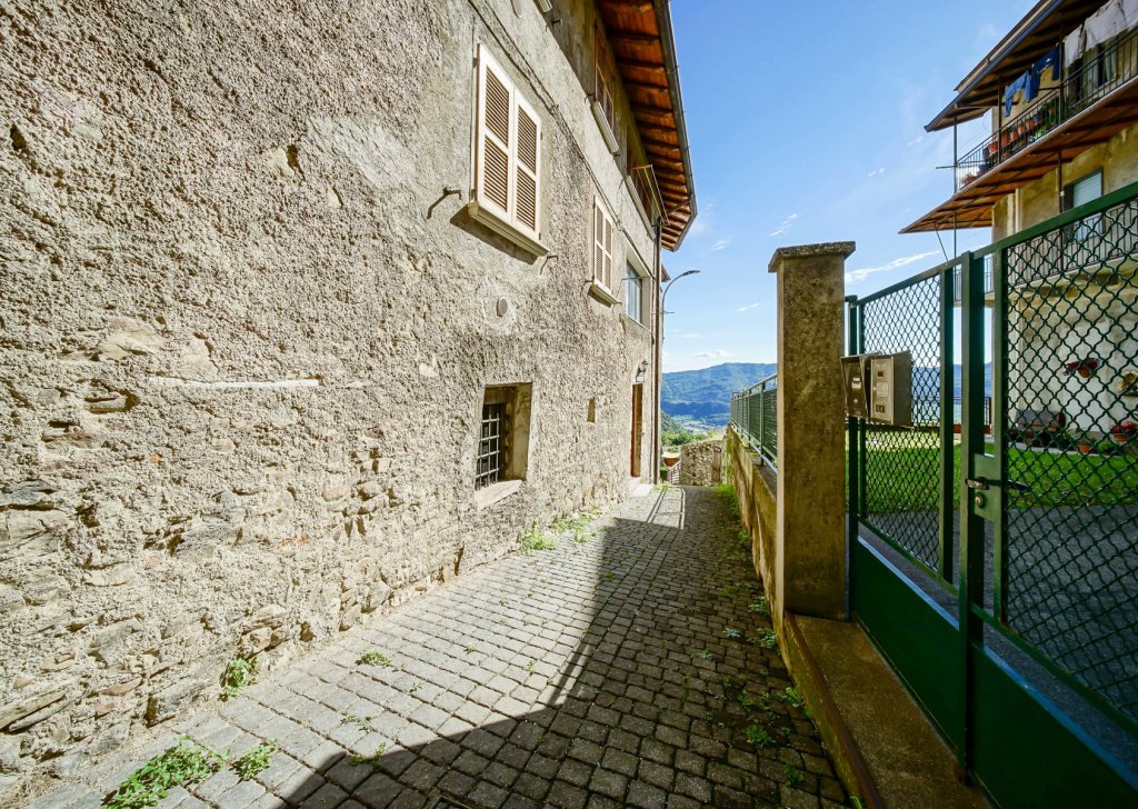 Houses for sale  via Don Davide Albertario 21, Carenno (Italy), locality Central