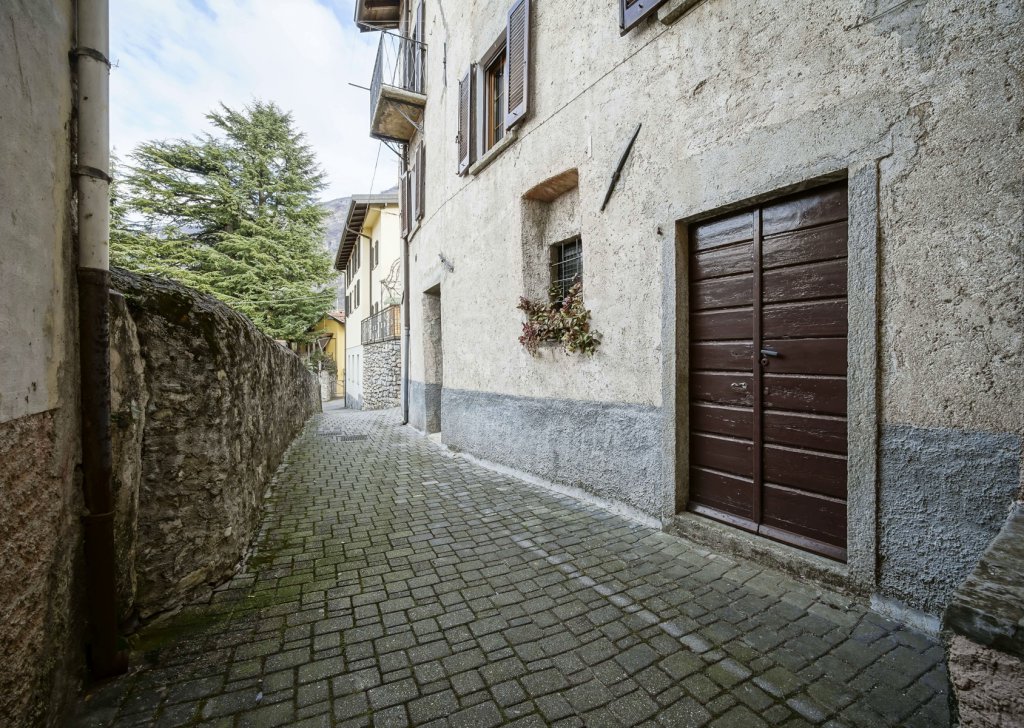 Sale Houses Lierna - Business in the Heart of Lierna: A Portion of Home Locality 