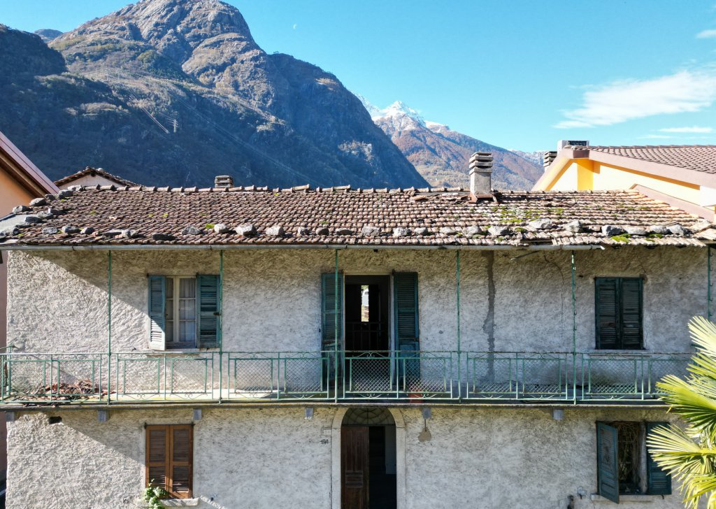 Vendita Rustici / Caselli Samolaco - Giumello di Samolaco: Casa Storica da Ristrutturare Località Frazioni