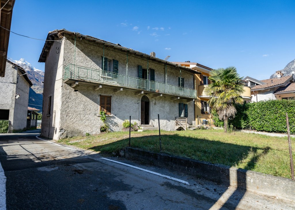 Houses for sale  via Giumello 32, Samolaco, locality Hamlet