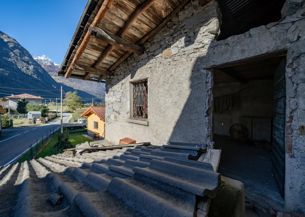 Vendita Rustici / Caselli Samolaco - Giumello di Samolaco: Casa Storica da Ristrutturare Località Frazioni
