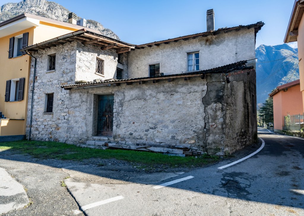 Case in vendita  via Giumello 32, Samolaco, località Frazioni