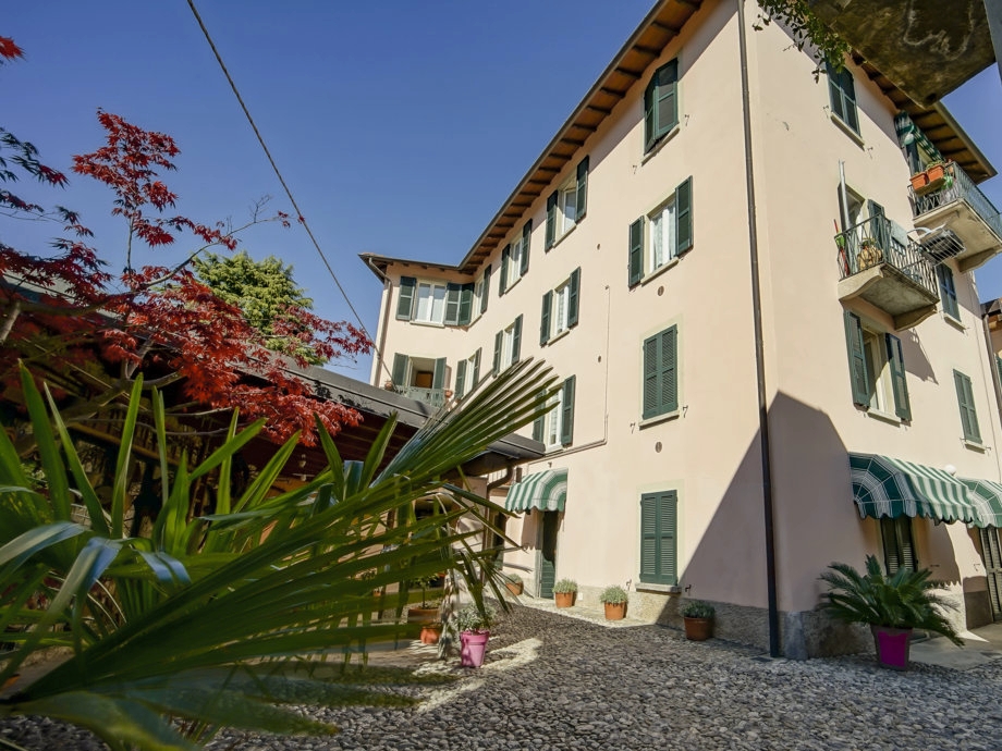 La prima sede in Immobiliare Domus in Mandello del Lario