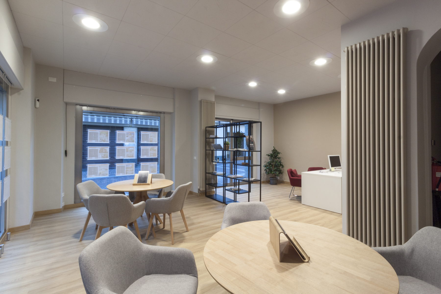 Case Domus and ComolakeHolidays real estate professionals in consultation